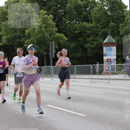 29.06.2025 - hella hamburg halbmarathon Jannik Wohlers http://msf.ph/oto/8233501 29.06.2025 10:28:23 Lombardsbrücke 1518, 1557, 1869, 3717, 4700, 4834, 5167, 5249, 5250, 6102, 8560, 9642, 9716, 10068, 14205, 15143, 15256, 15452, 15453, 16125, 16643 meine-sportfotos.de