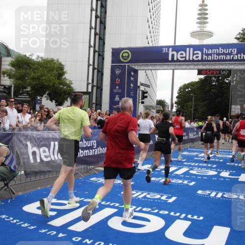 29.06.2025 - hella hamburg halbmarathon Michael Strokosch http://msf.ph/oto/8233549 29.06.2025 10:52:52 Ziel 1257, 1657, 2287, 2444, 2814, 2910, 3999, 5077, 5169, 5194, 8172, 8955, 9065, 9163, 10811, 11217, 11992, 12482, 14198, 14286, 14805, 16467, 17198, 18331, 19244 meine-sportfotos.de