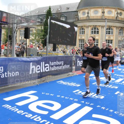 29.06.2025 - hella hamburg halbmarathon Michael Strokosch http://msf.ph/oto/8233555 29.06.2025 10:47:28 Ziel 51, 1012, 2274, 2839, 2864, 2869, 3304, 5024, 5532, 5650, 8693, 8852, 9305, 10423, 11077, 11491, 11518, 13782, 14722, 15350, 15611, 15923, 16089, 16819, 17846, 18758, 18974 meine-sportfotos.de