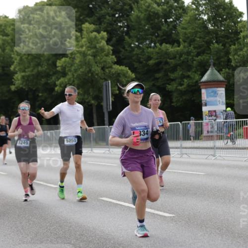 29.06.2025 - hella hamburg halbmarathon Jannik Wohlers http://msf.ph/oto/8233585 29.06.2025 10:28:24 Lombardsbrücke 1518, 1557, 1869, 3717, 4700, 4834, 5167, 5249, 5250, 6102, 8560, 9642, 9716, 10068, 14205, 15143, 15256, 15452, 15453, 16643 meine-sportfotos.de
