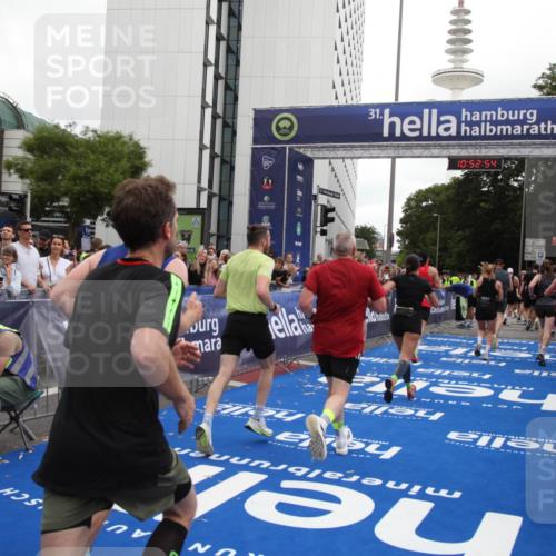 29.06.2025 - hella hamburg halbmarathon Michael Strokosch http://msf.ph/oto/8233592 29.06.2025 10:52:53 Ziel 1257, 1258, 1657, 2287, 2444, 2814, 2910, 4557, 4558, 5077, 5169, 5194, 8172, 8720, 8955, 9065, 9163, 10811, 11217, 11992, 14198, 14286, 14805, 16467, 17198, 18331, 19244 meine-sportfotos.de
