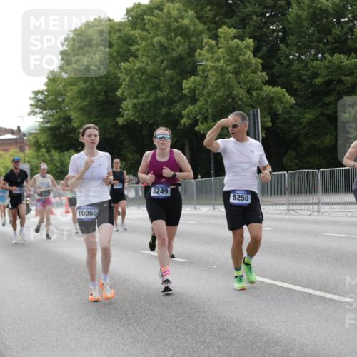29.06.2025 - hella hamburg halbmarathon Jannik Wohlers http://msf.ph/oto/8233599 29.06.2025 10:28:24 Lombardsbrücke 1518, 1557, 1869, 3717, 4700, 4834, 5167, 5249, 5250, 6102, 8560, 9642, 9716, 10068, 14205, 15143, 15256, 15452, 15453, 16643 meine-sportfotos.de