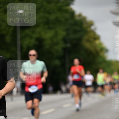 29.06.2025 - hella hamburg halbmarathon Dr. Thomas Lammeyer http://msf.ph/oto/8233601 29.06.2025 10:13:33 Kennedybrücke 7081, 7187, 7636, 9306, 9434, 9781, 10036, 10819, 10943, 11067 meine-sportfotos.de
