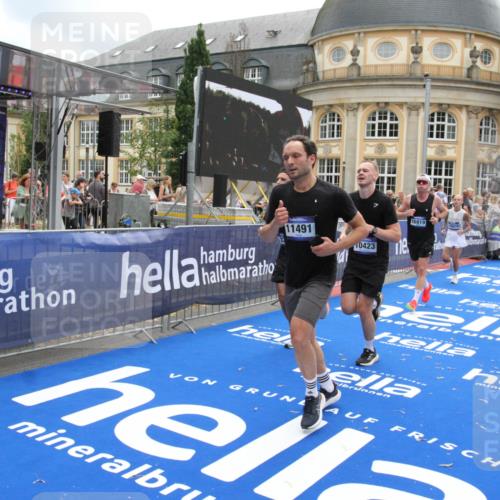29.06.2025 - hella hamburg halbmarathon Michael Strokosch http://msf.ph/oto/8233604 29.06.2025 10:47:29 Ziel 51, 1012, 1592, 2274, 2839, 2864, 2869, 2953, 3304, 5532, 5650, 8693, 8852, 9305, 10423, 11021, 11077, 11491, 13782, 15350, 15611, 15923, 16089, 16819, 17846, 17905, 18758, 18974 meine-sportfotos.de