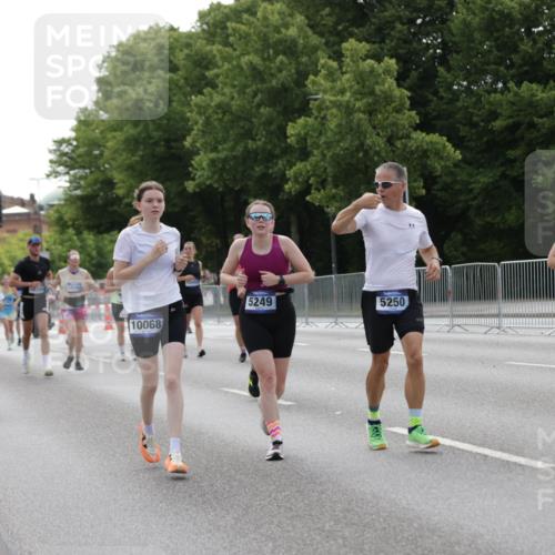 29.06.2025 - hella hamburg halbmarathon Jannik Wohlers http://msf.ph/oto/8233638 29.06.2025 10:28:24 Lombardsbrücke 1518, 1557, 1869, 3717, 4700, 4834, 5167, 5249, 5250, 6102, 8560, 9642, 9716, 10068, 14205, 15143, 15256, 15452, 15453, 16643 meine-sportfotos.de