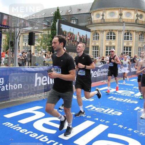 29.06.2025 - hella hamburg halbmarathon Michael Strokosch http://msf.ph/oto/8233645 29.06.2025 10:47:29 Ziel 51, 1012, 1592, 2274, 2839, 2864, 2869, 2953, 3304, 5532, 5650, 8693, 8852, 9305, 10423, 11021, 11077, 11491, 13782, 15350, 15611, 15923, 16089, 16819, 17846, 17905, 18758, 18974 meine-sportfotos.de