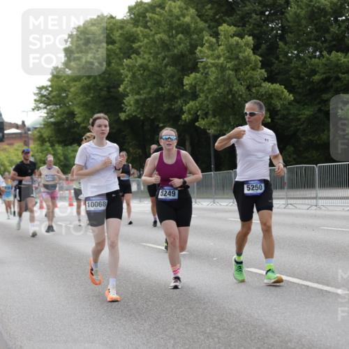 29.06.2025 - hella hamburg halbmarathon Jannik Wohlers http://msf.ph/oto/8233654 29.06.2025 10:28:24 Lombardsbrücke 1518, 1557, 1869, 3717, 4700, 4834, 5167, 5249, 5250, 6102, 8560, 9642, 9716, 10068, 14205, 15143, 15256, 15452, 15453, 16643 meine-sportfotos.de