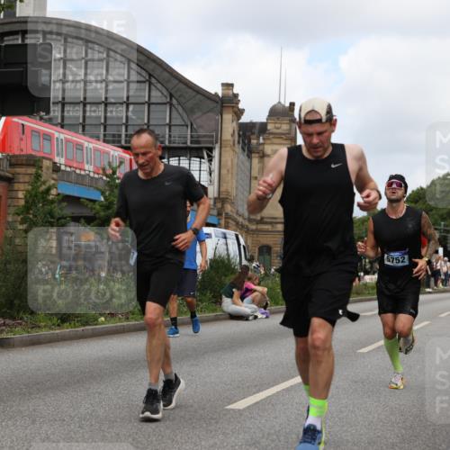 29.06.2025 - hella hamburg halbmarathon Yannick Fuchs http://msf.ph/oto/8233678 29.06.2025 10:34:21 20KM 1358, 1975, 2044, 2563, 2573, 2972, 3547, 3626, 4381, 4398, 4565, 4766, 4888, 5752, 7981, 8319, 8346, 8574, 8933, 9116, 9540, 11284, 11714, 11806, 12046, 12091, 12335, 12372, 13190, 13514, 14077, 14204, 14272, 14699, 15336, 15421, 15435, 15744, 15828, 17425, 17668, 17792, 17916, 17973, 18013, 18154, 18803 meine-sportfotos.de