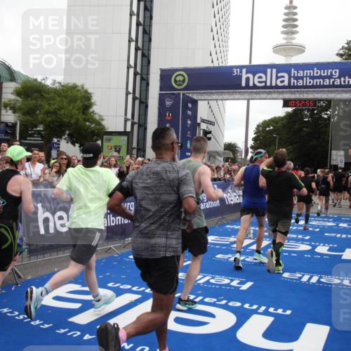 29.06.2025 - hella hamburg halbmarathon Michael Strokosch http://msf.ph/oto/8233680 29.06.2025 10:52:54 Ziel 1257, 1258, 1657, 2099, 2444, 2814, 2910, 4557, 4558, 5077, 5169, 5194, 8172, 8720, 8955, 9065, 9163, 10724, 10811, 11217, 11992, 14198, 14286, 14805, 17198, 18331, 19244 meine-sportfotos.de