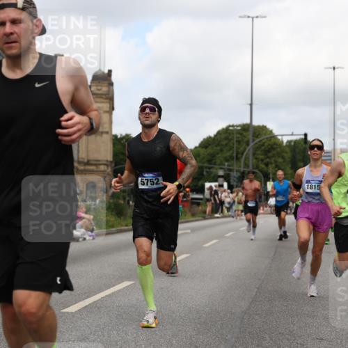 29.06.2025 - hella hamburg halbmarathon Yannick Fuchs http://msf.ph/oto/8233724 29.06.2025 10:34:22 20KM 1358, 1975, 2044, 2563, 2573, 2972, 3547, 3626, 4381, 4398, 4565, 4766, 4888, 5752, 8319, 8346, 8574, 8933, 9116, 9540, 11284, 11714, 11806, 12046, 12091, 12335, 12372, 13190, 13514, 14077, 14272, 14699, 15336, 15421, 15435, 15744, 15828, 17425, 17668, 17792, 17916, 17973, 18013, 18154, 18803 meine-sportfotos.de
