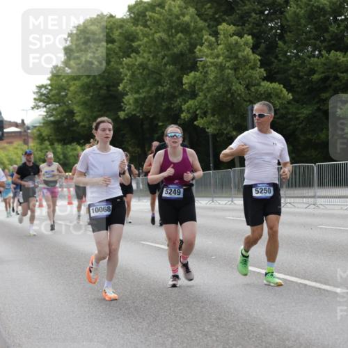 29.06.2025 - hella hamburg halbmarathon Jannik Wohlers http://msf.ph/oto/8233725 29.06.2025 10:28:25 Lombardsbrücke 1518, 1557, 1869, 3717, 4362, 4700, 4834, 5167, 5249, 5250, 6102, 8560, 9642, 9716, 10068, 14205, 15143, 15256, 15452, 15453, 16643 meine-sportfotos.de