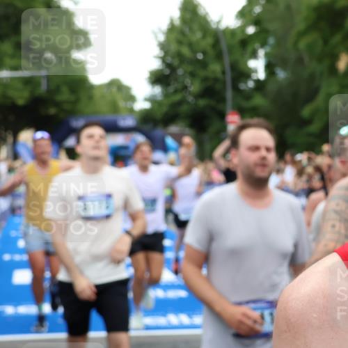 29.06.2025 - hella hamburg halbmarathon Zöllner http://msf.ph/oto/8233741 29.06.2025 10:54:32 Ziel 2474, 3426, 3794, 4635, 4868, 7129, 8798, 11009, 11797, 11799, 12321, 12362, 12607, 15146, 16327, 19067 meine-sportfotos.de