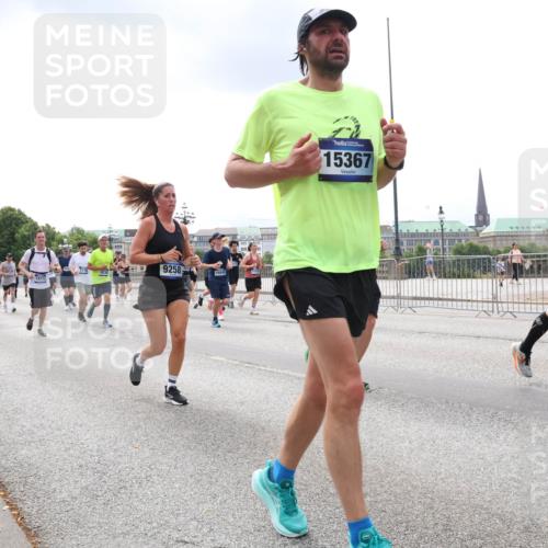 29.06.2025 - hella hamburg halbmarathon Lena Gebhardt http://msf.ph/oto/8233765 29.06.2025 10:33:37 Lombardsbrücke 1189, 1275, 1764, 1896, 1995, 2038, 2054, 2085, 2342, 2776, 2838, 3170, 3264, 3341, 3560, 3812, 4164, 4361, 4433, 4445, 4449, 4696, 4942, 5075, 5096, 5141, 5180, 5557, 5566, 5569, 5691, 5821, 5822, 5887, 6109, 6515, 6516, 6773, 6854, 6956, 6999, 7027, 7565, 7653, 7705, 8021, 8157, 8202, 8282, 8375, 8377, 8383, 8401, 8595, 8891, 9094, 9234, 9258, 9289, 9438, 9591, 9592, 9750, 9780, 9799, 9875, 9995, 10007, 10071, 10561, 11229, 11713, 11811, 11826 meine-sportfotos.de