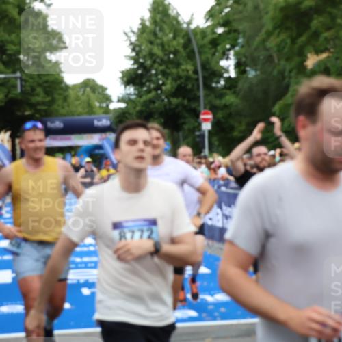 29.06.2025 - hella hamburg halbmarathon Zöllner http://msf.ph/oto/8233784 29.06.2025 10:54:32 Ziel 2474, 3426, 3794, 4635, 4868, 7129, 8798, 11009, 11797, 11799, 12321, 12362, 12607, 15146, 16327, 19067 meine-sportfotos.de