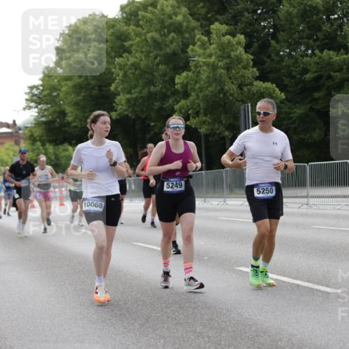 29.06.2025 - hella hamburg halbmarathon Jannik Wohlers http://msf.ph/oto/8233788 29.06.2025 10:28:25 Lombardsbrücke 1518, 1557, 1869, 3717, 4362, 4700, 4834, 5167, 5249, 5250, 6102, 8560, 9642, 9716, 10068, 14205, 15143, 15256, 15452, 15453, 16643 meine-sportfotos.de