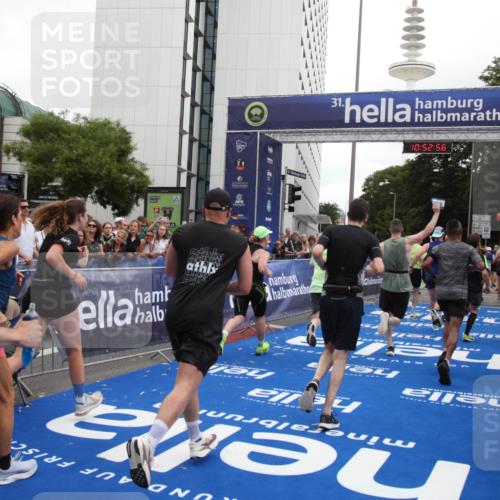 29.06.2025 - hella hamburg halbmarathon Michael Strokosch http://msf.ph/oto/8233800 29.06.2025 10:52:55 Ziel 1257, 1258, 1657, 2099, 2444, 2814, 2910, 4557, 4558, 5077, 5169, 5194, 8139, 8172, 8720, 8955, 9065, 9163, 10724, 10811, 11217, 11992, 14198, 14286, 14805, 17198, 19244 meine-sportfotos.de