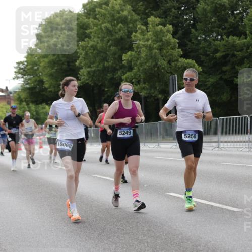 29.06.2025 - hella hamburg halbmarathon Jannik Wohlers http://msf.ph/oto/8233810 29.06.2025 10:28:25 Lombardsbrücke 1518, 1557, 1869, 3717, 4362, 4700, 4834, 5167, 5249, 5250, 6102, 8560, 9642, 9716, 10068, 14205, 15143, 15256, 15452, 15453, 16643 meine-sportfotos.de