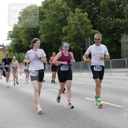 29.06.2025 - hella hamburg halbmarathon Jannik Wohlers http://msf.ph/oto/8233825 29.06.2025 10:28:25 Lombardsbrücke 1518, 1557, 1869, 3717, 4362, 4700, 4834, 5167, 5249, 5250, 6102, 8560, 9642, 9716, 10068, 14205, 15143, 15256, 15452, 15453, 16643 meine-sportfotos.de
