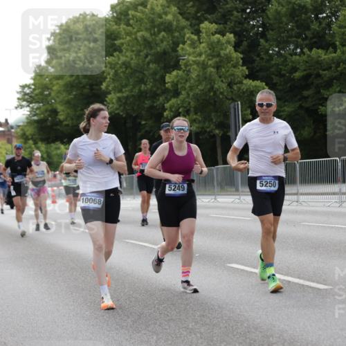 29.06.2025 - hella hamburg halbmarathon Jannik Wohlers http://msf.ph/oto/8233836 29.06.2025 10:28:25 Lombardsbrücke 1518, 1557, 1869, 3717, 4362, 4700, 4834, 5167, 5249, 5250, 6102, 8560, 9642, 9716, 10068, 14205, 15143, 15256, 15452, 15453, 16643 meine-sportfotos.de