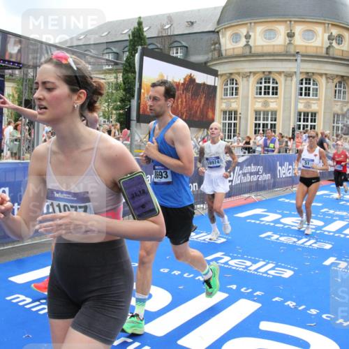 29.06.2025 - hella hamburg halbmarathon Michael Strokosch http://msf.ph/oto/8233849 29.06.2025 10:47:30 Ziel 51, 1012, 1592, 2274, 2839, 2869, 2953, 3304, 5532, 5650, 8693, 8852, 9305, 10423, 11021, 11077, 11491, 12870, 15350, 15923, 16089, 16819, 17846, 17905, 18758, 18974 meine-sportfotos.de