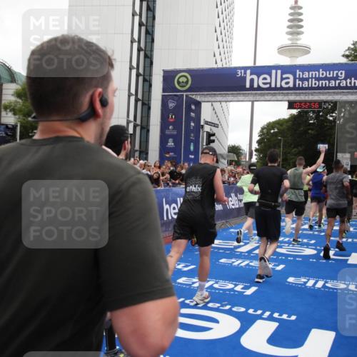 29.06.2025 - hella hamburg halbmarathon Michael Strokosch http://msf.ph/oto/8233850 29.06.2025 10:52:55 Ziel 1257, 1258, 1657, 2099, 2444, 2814, 2910, 4557, 4558, 5077, 5169, 5194, 8139, 8172, 8720, 8955, 9065, 9163, 10724, 10811, 11217, 11992, 14198, 14286, 14805, 17198, 19244 meine-sportfotos.de