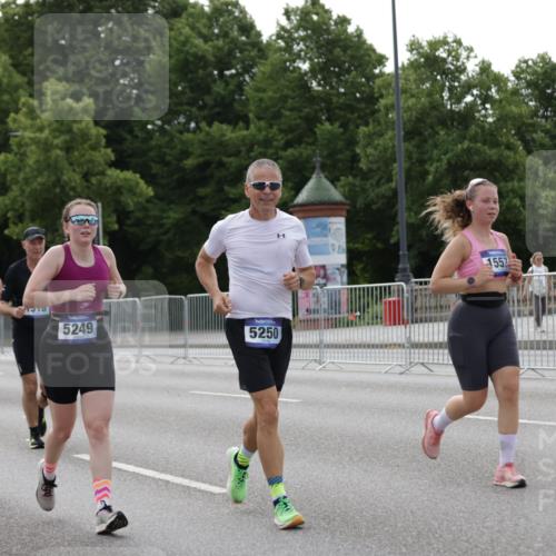 29.06.2025 - hella hamburg halbmarathon Jannik Wohlers http://msf.ph/oto/8233864 29.06.2025 10:28:25 Lombardsbrücke 1518, 1557, 1869, 3717, 4362, 4700, 4834, 5167, 5249, 5250, 6102, 8560, 9642, 9716, 10068, 14205, 15143, 15256, 15452, 15453, 16643 meine-sportfotos.de