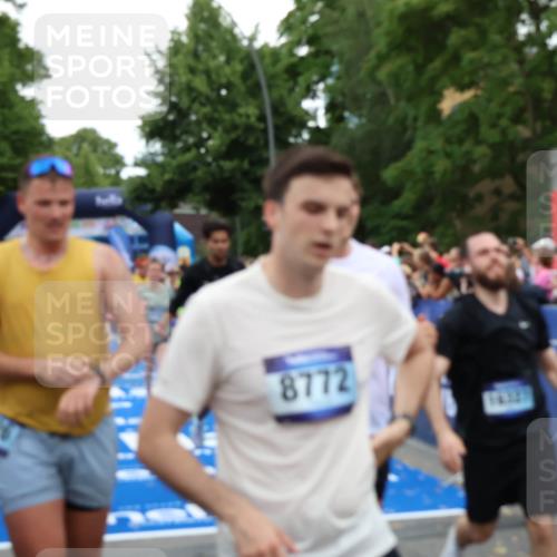 29.06.2025 - hella hamburg halbmarathon Zöllner http://msf.ph/oto/8233865 29.06.2025 10:54:33 Ziel 2474, 3426, 3794, 4868, 5259, 7129, 8798, 11009, 11797, 11799, 12321, 12607, 15146, 16327, 19067 meine-sportfotos.de