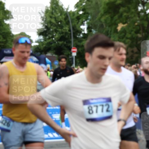 29.06.2025 - hella hamburg halbmarathon Zöllner http://msf.ph/oto/8233888 29.06.2025 10:54:33 Ziel 2474, 3426, 3794, 4868, 5259, 7129, 8798, 11009, 11797, 11799, 12321, 12607, 15146, 16327, 19067 meine-sportfotos.de