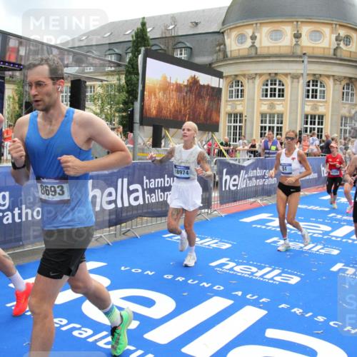 29.06.2025 - hella hamburg halbmarathon Michael Strokosch http://msf.ph/oto/8233924 29.06.2025 10:47:31 Ziel 51, 1012, 1592, 2274, 2839, 2869, 2953, 3304, 5532, 5650, 8234, 8693, 8852, 9305, 10423, 11021, 11077, 11491, 12870, 13223, 13303, 15350, 15479, 15923, 16819, 17846, 17905, 18758, 18974 meine-sportfotos.de