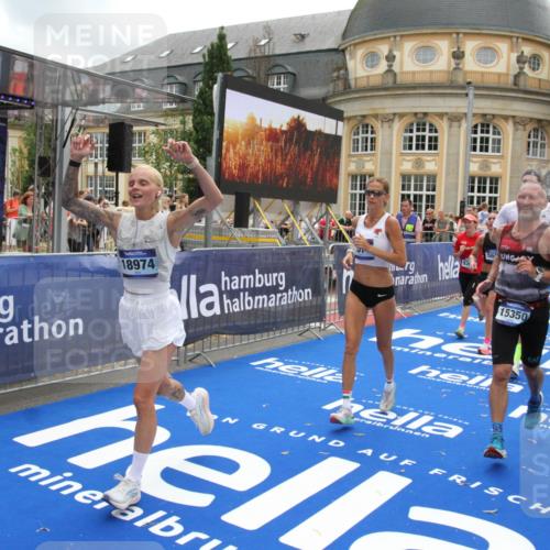 29.06.2025 - hella hamburg halbmarathon Michael Strokosch http://msf.ph/oto/8233970 29.06.2025 10:47:31 Ziel 51, 1012, 1592, 2274, 2839, 2869, 2953, 3304, 5532, 5650, 8234, 8693, 8852, 9305, 10423, 11021, 11077, 11491, 12870, 13223, 13303, 15350, 15479, 15923, 16819, 17846, 17905, 18758, 18974 meine-sportfotos.de