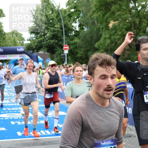 29.06.2025 - hella hamburg halbmarathon Zöllner http://msf.ph/oto/8233976 29.06.2025 10:54:36 Ziel 2474, 3794, 4868, 5259, 8798, 9012, 10040, 10368, 10376, 11797, 11799, 12607, 15146 meine-sportfotos.de