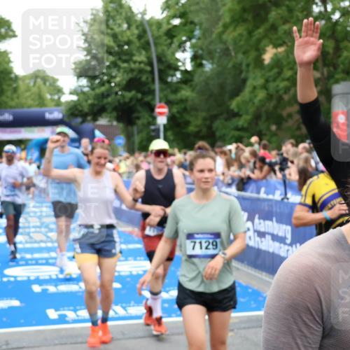 29.06.2025 - hella hamburg halbmarathon Zöllner http://msf.ph/oto/8234000 29.06.2025 10:54:36 Ziel 2474, 3794, 4868, 5259, 8798, 9012, 10040, 10368, 10376, 11797, 11799, 12607, 15146 meine-sportfotos.de