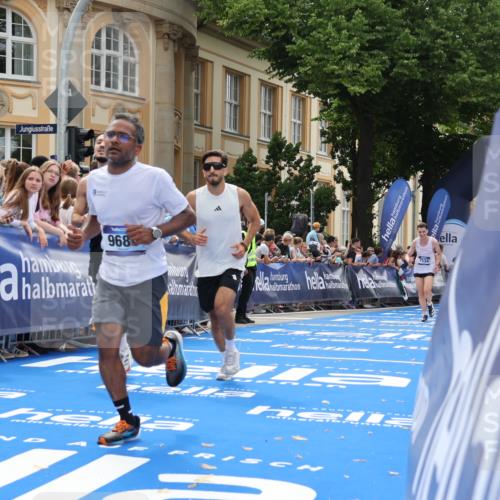 29.06.2025 - hella hamburg halbmarathon Strokosch-Dieckow http://msf.ph/oto/8234028 29.06.2025 10:34:27 Ziel 1002, 1644, 5550, 6305, 7534, 9686, 11230, 11661, 13618, 16417, 18099 meine-sportfotos.de