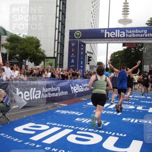 29.06.2025 - hella hamburg halbmarathon Michael Strokosch http://msf.ph/oto/8234059 29.06.2025 10:52:58 Ziel 1257, 1258, 1657, 2099, 2444, 2814, 2910, 4557, 4558, 4770, 5077, 5907, 8139, 8720, 8955, 10724, 10811, 11217, 11992, 14198, 14286, 15430, 18720 meine-sportfotos.de