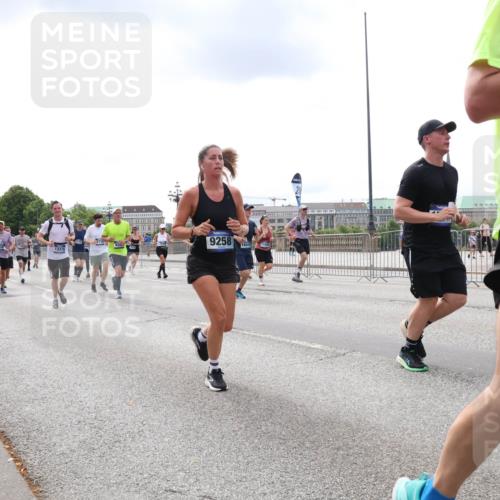 29.06.2025 - hella hamburg halbmarathon Lena Gebhardt http://msf.ph/oto/8234064 29.06.2025 10:33:37 Lombardsbrücke 1189, 1275, 1764, 1896, 1995, 2038, 2054, 2085, 2342, 2776, 2838, 3170, 3264, 3341, 3560, 3812, 4164, 4361, 4433, 4445, 4449, 4696, 4942, 5075, 5096, 5141, 5180, 5557, 5566, 5569, 5691, 5821, 5822, 5887, 6109, 6515, 6516, 6773, 6854, 6956, 6999, 7027, 7565, 7653, 7705, 8021, 8157, 8202, 8282, 8375, 8377, 8383, 8401, 8595, 8891, 9094, 9234, 9258, 9289, 9438, 9591, 9592, 9750, 9780, 9799, 9875, 9995, 10007, 10071, 10561, 11229, 11713, 11811, 11826 meine-sportfotos.de