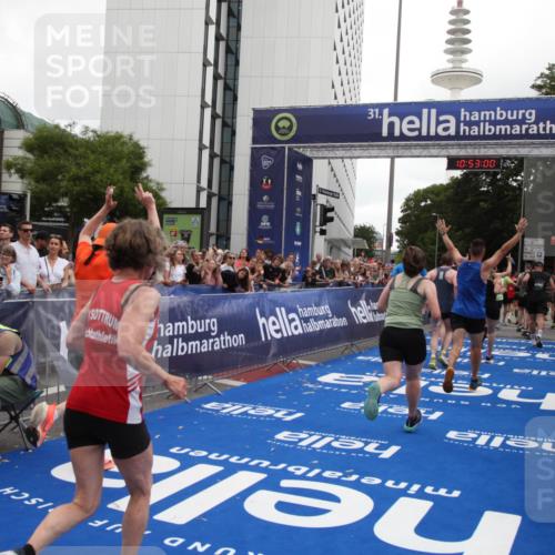 29.06.2025 - hella hamburg halbmarathon Michael Strokosch http://msf.ph/oto/8234070 29.06.2025 10:52:59 Ziel 1257, 1258, 1657, 2099, 2444, 2814, 2910, 4557, 4558, 4770, 5077, 5907, 8139, 8720, 8955, 10724, 10811, 11217, 11992, 12519, 14791, 15430, 18720 meine-sportfotos.de