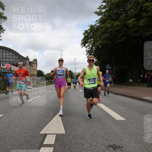 29.06.2025 - hella hamburg halbmarathon Yannick Fuchs http://msf.ph/oto/8234096 29.06.2025 10:34:23 20KM 1358, 1975, 2044, 2563, 2573, 2972, 3547, 3626, 4381, 4398, 4565, 4766, 4888, 5752, 6149, 8319, 8346, 8574, 8933, 9116, 9540, 11284, 11714, 11806, 12046, 12091, 12335, 12372, 13190, 14077, 14272, 14699, 15336, 15421, 15435, 15744, 15828, 17425, 17668, 17792, 17916, 17973, 18013, 18154, 18803 meine-sportfotos.de