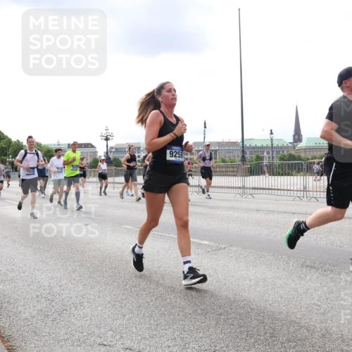 29.06.2025 - hella hamburg halbmarathon Lena Gebhardt http://msf.ph/oto/8234114 29.06.2025 10:33:37 Lombardsbrücke 1189, 1275, 1764, 1896, 1995, 2038, 2054, 2085, 2342, 2776, 2838, 3170, 3264, 3341, 3560, 3812, 4164, 4361, 4433, 4445, 4449, 4696, 4942, 5075, 5096, 5141, 5180, 5557, 5566, 5569, 5691, 5821, 5822, 5887, 6109, 6515, 6516, 6773, 6854, 6956, 6999, 7027, 7565, 7653, 7705, 8021, 8157, 8202, 8282, 8375, 8377, 8383, 8401, 8595, 8891, 9094, 9234, 9258, 9289, 9438, 9591, 9592, 9750, 9780, 9799, 9875, 9995, 10007, 10071, 10561, 11229, 11713, 11811, 11826 meine-sportfotos.de