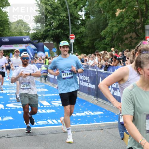 29.06.2025 - hella hamburg halbmarathon Zöllner http://msf.ph/oto/8234115 29.06.2025 10:54:38 Ziel 2474, 3794, 5259, 8798, 9012, 10040, 10368, 10376, 12607, 15146 meine-sportfotos.de