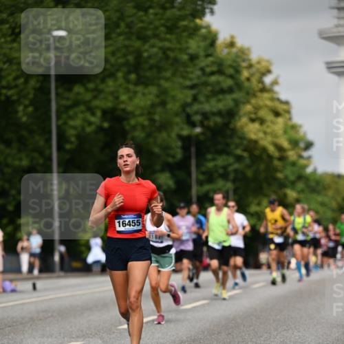 29.06.2025 - hella hamburg halbmarathon Dr. Thomas Lammeyer http://msf.ph/oto/8234133 29.06.2025 10:13:35 Kennedybrücke 5511, 7081, 7187, 7636, 9306, 9366, 9434, 9781, 10036, 10819, 10943, 11067 meine-sportfotos.de