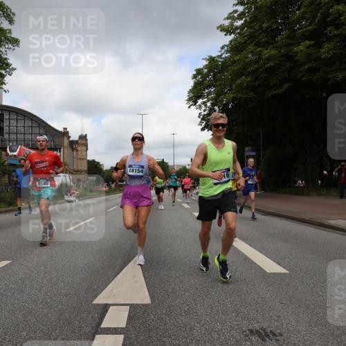 29.06.2025 - hella hamburg halbmarathon Yannick Fuchs http://msf.ph/oto/8234142 29.06.2025 10:34:23 20KM 1358, 1975, 2044, 2563, 2573, 2972, 3547, 3626, 4381, 4398, 4565, 4766, 4888, 5752, 6149, 8319, 8346, 8574, 8933, 9116, 9540, 11284, 11714, 11806, 12046, 12091, 12335, 12372, 13190, 14077, 14272, 14699, 15336, 15421, 15435, 15744, 15828, 17425, 17668, 17792, 17916, 17973, 18013, 18154, 18803 meine-sportfotos.de