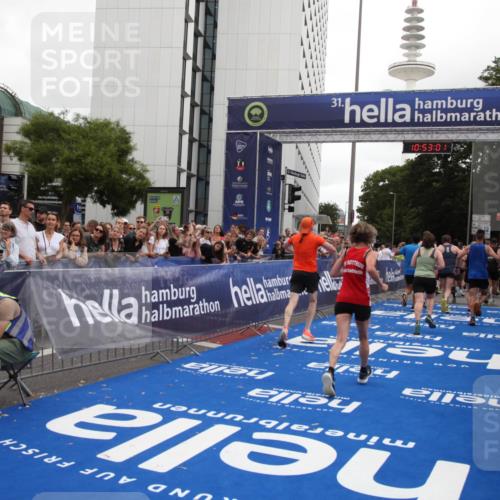 29.06.2025 - hella hamburg halbmarathon Michael Strokosch http://msf.ph/oto/8234143 29.06.2025 10:53:00 Ziel 1257, 1258, 1657, 2099, 2444, 2814, 4557, 4558, 4770, 5907, 7509, 8139, 8720, 8955, 10724, 10811, 11992, 12367, 12519, 14791, 15430, 18590, 18720 meine-sportfotos.de