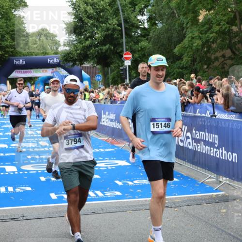 29.06.2025 - hella hamburg halbmarathon Zöllner http://msf.ph/oto/8234168 29.06.2025 10:54:39 Ziel 1125, 2474, 5259, 8798, 9012, 10040, 10368, 10376, 12489, 12607, 17765 meine-sportfotos.de