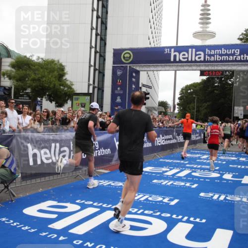 29.06.2025 - hella hamburg halbmarathon Michael Strokosch http://msf.ph/oto/8234220 29.06.2025 10:53:01 Ziel 1257, 1258, 2099, 4557, 4558, 4770, 5907, 7509, 8139, 8720, 8955, 10724, 12367, 12519, 12910, 14791, 15430, 18590, 18720 meine-sportfotos.de