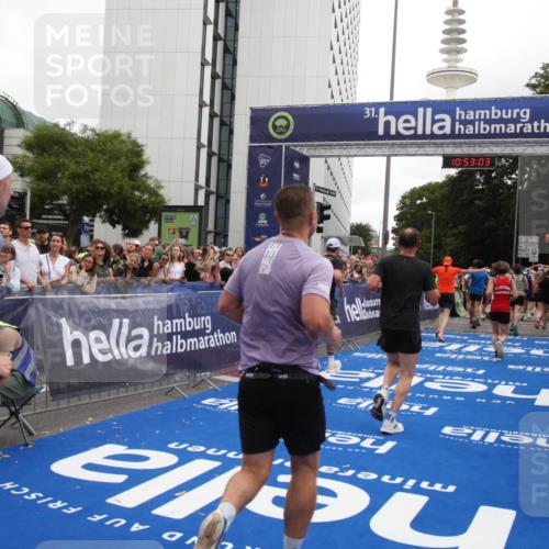 29.06.2025 - hella hamburg halbmarathon Michael Strokosch http://msf.ph/oto/8234253 29.06.2025 10:53:01 Ziel 1257, 1258, 2099, 4557, 4558, 4770, 5907, 7509, 8139, 8720, 8955, 10724, 12367, 12519, 12910, 14791, 15430, 18590, 18720 meine-sportfotos.de