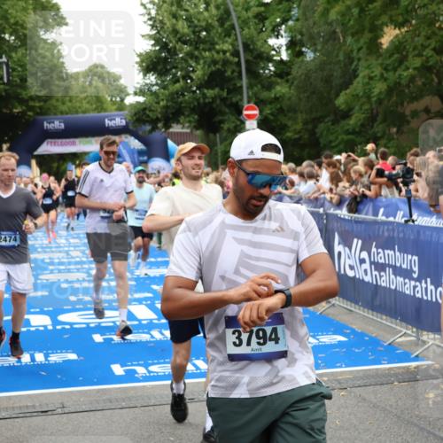 29.06.2025 - hella hamburg halbmarathon Zöllner http://msf.ph/oto/8234269 29.06.2025 10:54:40 Ziel 1125, 2474, 3310, 5259, 7478, 8798, 9012, 10040, 10368, 10376, 12489, 12607, 15389, 15584, 17765, 19000 meine-sportfotos.de