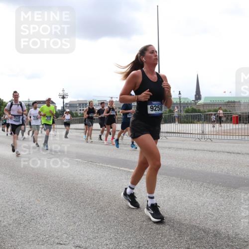 29.06.2025 - hella hamburg halbmarathon Lena Gebhardt http://msf.ph/oto/8234291 29.06.2025 10:33:38 Lombardsbrücke 1189, 1275, 1764, 1896, 1995, 2038, 2054, 2085, 2342, 2776, 2838, 3170, 3264, 3340, 3341, 3345, 3560, 3812, 4164, 4361, 4433, 4445, 4449, 4479, 4696, 4942, 5075, 5096, 5141, 5180, 5557, 5566, 5569, 5691, 5821, 5822, 5887, 6109, 6515, 6516, 6773, 6854, 6956, 6999, 7027, 7565, 7653, 7705, 8021, 8157, 8202, 8282, 8375, 8377, 8383, 8401, 8595, 8891, 9094, 9234, 9258, 9289, 9438, 9591, 9592, 9750, 9780, 9799, 9875, 9995, 10007, 10071, 10561, 11229, 11713, 11811, 11826 meine-sportfotos.de