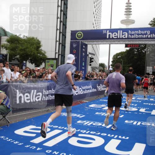 29.06.2025 - hella hamburg halbmarathon Michael Strokosch http://msf.ph/oto/8234295 29.06.2025 10:53:02 Ziel 1258, 2099, 3334, 4557, 4558, 4770, 5907, 7509, 8139, 8720, 9093, 10724, 12155, 12367, 12519, 12910, 14791, 15430, 18590, 18720 meine-sportfotos.de