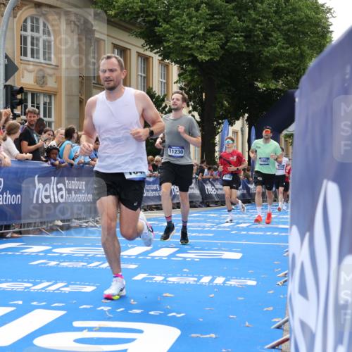 29.06.2025 - hella hamburg halbmarathon Strokosch-Dieckow http://msf.ph/oto/8234321 29.06.2025 10:34:34 Ziel 1644, 5152, 5554, 6169, 6305, 6878, 7534, 8395, 11230, 11661, 13618, 14289, 14603, 15887, 16148, 17014, 18026 meine-sportfotos.de