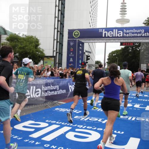 29.06.2025 - hella hamburg halbmarathon Michael Strokosch http://msf.ph/oto/8234354 29.06.2025 10:53:04 Ziel 3258, 3334, 4770, 5907, 7509, 8139, 8587, 9093, 12155, 12367, 12519, 12910, 14791, 15430, 18590, 18720 meine-sportfotos.de